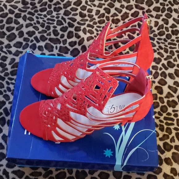 Rouge Princess Heels. - Picture 3 of 6